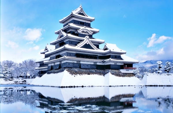 12 Exceptional and omo-shiro Japanese castles